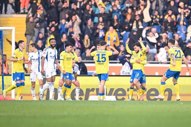 21.12.2025, Fussball, 2. Bundesliga, Saison 2025 2026, 17. Spieltag, Eintracht Braunschweig - FC Schalke 04, Mehmet Aydin (Eintracht Braunschweig) freut sich über das Tor zum 1:0, xRHR-FOTO YYx