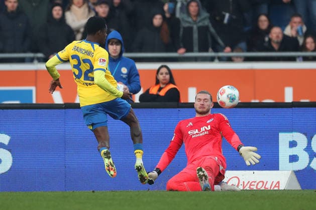Braunschweig vs. Schalke 04, 2. BL Braunschweig, 21.12.2025, FUßBALL - Eintracht Braunschweig vs. FC Schalke 04, 2. BL, Saison 2025 26. Christian Conteh (Eintracht Braunschweig), Torwart Loris Karius (FC Schalke 04) Braunschweig