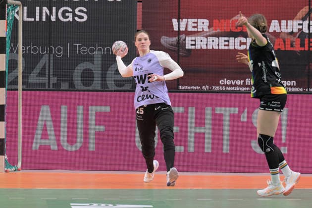 Madita Kohorst (VfL Oldenburg, 25) im Tor am Ball TusSies Metzingen vs. VfL Oldenburg, Handball, Alsco HBF, 11.Ligaspieltag, Saison 2025 2026, 21.12.2025 TusSies Metzingen vs. VfL Oldenburg, Handball, Alsco HBF, 11.Ligaspieltag, Saison 2025 2026, 21.12.2025 Tuebingen Copyright: xEibner-Pressefoto TobiasxBaurx EP_TBR
