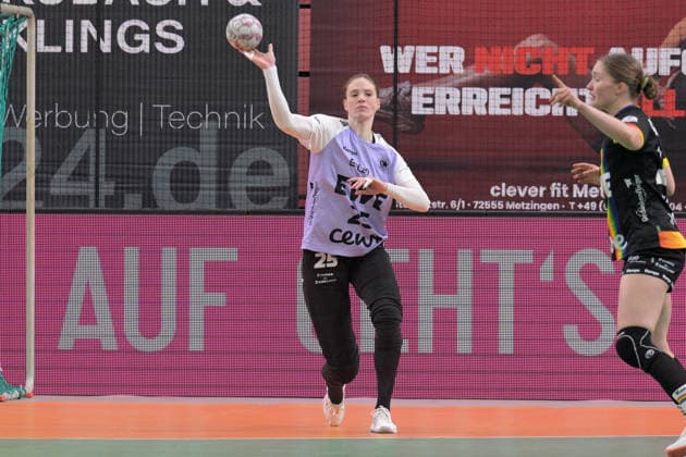 Madita Kohorst (VfL Oldenburg, 25) im Tor am Ball TusSies Metzingen vs. VfL Oldenburg, Handball, Alsco HBF, 11.Ligaspieltag, Saison 2025 2026, 21.12.2025 TusSies Metzingen vs. VfL Oldenburg, Handball, Alsco HBF, 11.Ligaspieltag, Saison 2025 2026, 21.12.2025 Tuebingen Copyright: xEibner-Pressefoto TobiasxBaurx EP_TBR