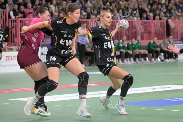 Lisa Borutta (VfL Oldenburg, 02) und Marie Steffen (VfL Oldenburg, 14) gegen Svenja Huebner (TusSies Metzingen, 26) TusSies Metzingen vs. VfL Oldenburg, Handball, Alsco HBF, 11.Ligaspieltag, Saison 2025 2026, 21.12.2025 TusSies Metzingen vs. VfL Oldenburg, Handball, Alsco HBF, 11.Ligaspieltag, Saison 2025 2026, 21.12.2025 Tuebingen Copyright: xEibner-Pressefoto TobiasxBaurx EP_TBR