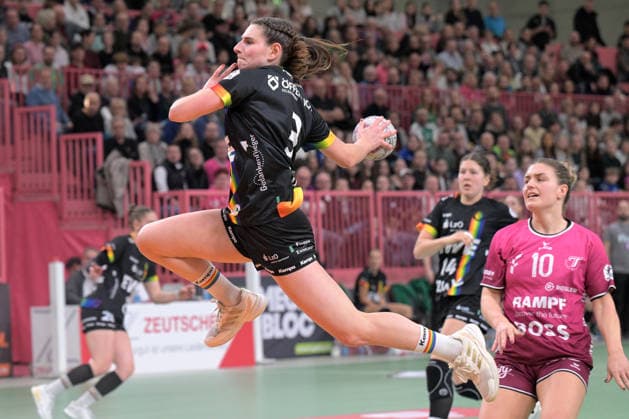 Lana Teiken (VfL Oldenburg, 03) Wurf Tor TusSies Metzingen vs. VfL Oldenburg, Handball, Alsco HBF, 11.Ligaspieltag, Saison 2025 2026, 21.12.2025 TusSies Metzingen vs. VfL Oldenburg, Handball, Alsco HBF, 11.Ligaspieltag, Saison 2025 2026, 21.12.2025 Tuebingen Copyright: xEibner-Pressefoto TobiasxBaurx EP_TBR