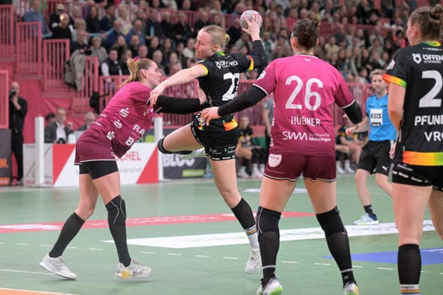 Lotta Roepcke (VfL Oldenburg, 22) gegen Selina Lindemann (TusSies Metzingen, 02) und Svenja Huebner (TusSies Metzingen, 26) TusSies Metzingen vs. VfL Oldenburg, Handball, Alsco HBF, 11.Ligaspieltag, Saison 2025 2026, 21.12.2025 TusSies Metzingen vs. VfL Oldenburg, Handball, Alsco HBF, 11.Ligaspieltag, Saison 2025 2026, 21.12.2025 Tuebingen Copyright: xEibner-Pressefoto TobiasxBaurx EP_TBR