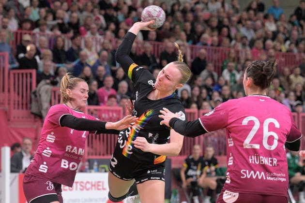Lotta Roepcke (VfL Oldenburg, 22) gegen Selina Lindemann (TusSies Metzingen, 02) und Svenja Huebner (TusSies Metzingen, 26) TusSies Metzingen vs. VfL Oldenburg, Handball, Alsco HBF, 11.Ligaspieltag, Saison 2025 2026, 21.12.2025 TusSies Metzingen vs. VfL Oldenburg, Handball, Alsco HBF, 11.Ligaspieltag, Saison 2025 2026, 21.12.2025 Tuebingen Copyright: xEibner-Pressefoto TobiasxBaurx EP_TBR