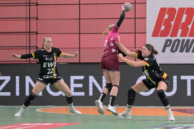 Lotta Roepcke (VfL Oldenburg, 22) und Marie Steffen (VfL Oldenburg, 14) gegen Charlotte Cholevova (TusSies Metzingen, 96) TusSies Metzingen vs. VfL Oldenburg, Handball, Alsco HBF, 11.Ligaspieltag, Saison 2025 2026, 21.12.2025 TusSies Metzingen vs. VfL Oldenburg, Handball, Alsco HBF, 11.Ligaspieltag, Saison 2025 2026, 21.12.2025 Tuebingen Copyright: xEibner-Pressefoto TobiasxBaurx EP_TBR