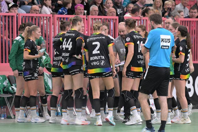 Time Out VfL Oldenburg TusSies Metzingen vs. VfL Oldenburg, Handball, Alsco HBF, 11.Ligaspieltag, Saison 2025 2026, 21.12.2025 TusSies Metzingen vs. VfL Oldenburg, Handball, Alsco HBF, 11.Ligaspieltag, Saison 2025 2026, 21.12.2025 Tuebingen Copyright: xEibner-Pressefoto TobiasxBaurx EP_TBR