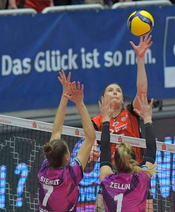 20.12.2025, Dresdens Marta Levinska schmettert, Volleyball, 1. Bundesliga, Dresdner SC - Schwarz-Weiss Erfurt, (c) Dresden
