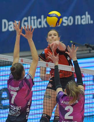 20.12.2025, Dresdens Marta Levinska schmettert, Volleyball, 1. Bundesliga, Dresdner SC - Schwarz-Weiss Erfurt, (c) Dresden