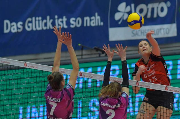 20.12.2025, Dresdens Marta Levinska schmettert, Volleyball, 1. Bundesliga, Dresdner SC - Schwarz-Weiss Erfurt, (c) Dresden