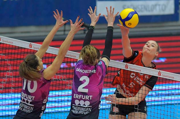 n0.12.2025, Dresdens Rosa Emtius schmettert, Volleyball, 1. Bundesliga, Dresdner SC - Schwarz-Weiss Erfurt, (c) Dresden