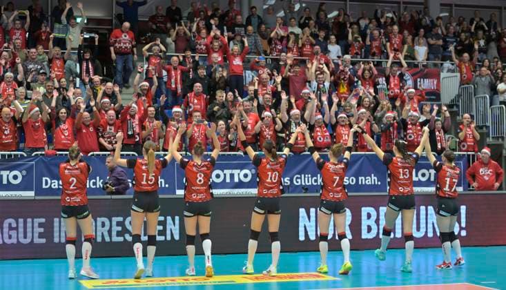 20.12.2025, Dresdner Spielerinnen feiern mit den Fans, 1. Bundesliga, Dresdner SC - Schwarz-Weiss Erfurt, (c) Dresden