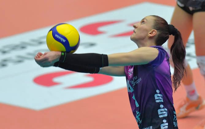 20.12.2025, Erfurts Isabel Kovacic bei der Annahme, Volleyball, 1. Bundesliga, Dresdner SC - Schwarz-Weiss Erfurt 3:0, (c) Dresden