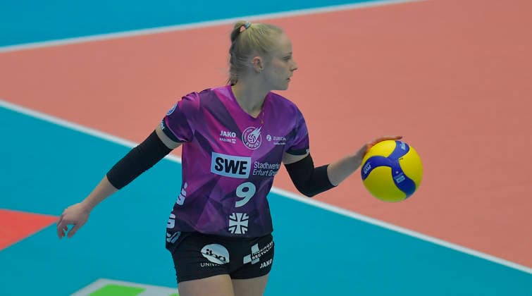 20.12.2025, Erfurts Antonia Greskamp mit Ball, Volleyball, 1. Bundesliga, Dresdner SC - Schwarz-Weiss Erfurt 3:0, (c) Dresden