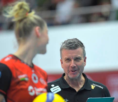 20.12.2025, Dresdens Trainer Alexander Waibl mit Dresdens Rosa Entius, Volleyball, 1. Bundesliga, Dresdner SC - Schwarz-Weiss Erfurt 3:0, (c) Dresden
