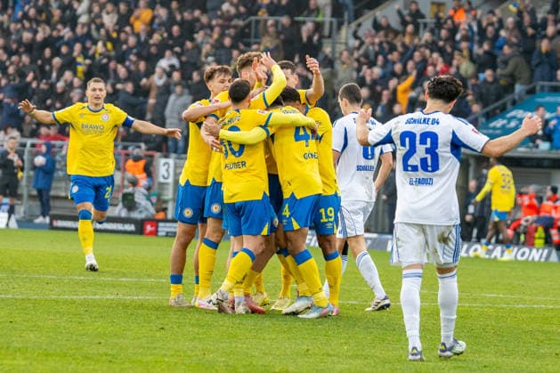 Deutschland, Fussball, 2. Bundesliga, 17.Spieltag 2025 2026: Eintracht Braunschweig - Schalke 04 am 21.12. in Braunschweig (Eintracht-Stadion): 1:0 Mehmet Aydin (Eintracht Braunschweig 8) Tor Torjubel