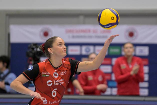 20.12.2025, Dresdens Amelia van der Werff beim Aufschlag, Volleyball, 1. Bundesliga, Dresdner SC - Schwarz-Weiss Erfurt 3:0, (c) Dresden