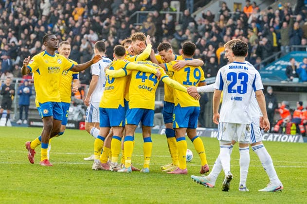 Deutschland, Fussball, 2. Bundesliga, 17.Spieltag 2025 2026: Eintracht Braunschweig - Schalke 04 am 21.12. in Braunschweig (Eintracht-Stadion): 1:0 Mehmet Aydin (Eintracht Braunschweig 8) Tor Torjubel