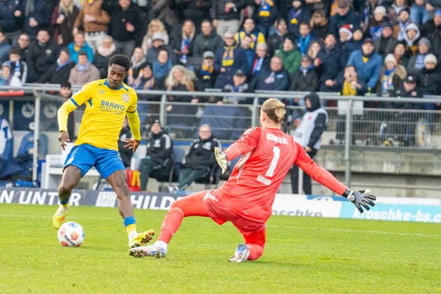 Deutschland, Fussball, 2. Bundesliga, 17.Spieltag 2025 2026: Eintracht Braunschweig - Schalke 04 am 21.12. in Braunschweig (Eintracht-Stadion): Großchance Christian Joe Conteh (Eintracht Braunschweig 32) Loris Karius (FC Schalke 04 1)