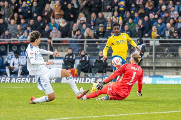 Deutschland, Fussball, 2. Bundesliga, 17.Spieltag 2025 2026: Eintracht Braunschweig - Schalke 04 am 21.12. in Braunschweig (Eintracht-Stadion): Großchance Christian Joe Conteh (Eintracht Braunschweig 32) Loris Karius (FC Schalke 04 1)