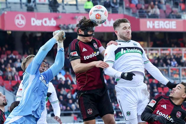 Torhueter Jan Reichert (1. FC Nuernberg), Fabio Gruber (1. FC Nuernberg) und Benjamin Kaellmann (Hannover 96) kaempfen um den Ball, 2. Bundesliga, 1. FC Nürnberg v Hannover 96, Max-Morlock-Stadion am 21. December 2025 in Nürnberg, Deutschland. (Foto von Marco Steinbrenner DeFodi Images) Torhueter Jan Reichert (1. FC Nuernberg), Fabio Gruber (1. FC Nuernberg) und Benjamin Kaellmann (Hannover 96) battle for the ball, 2. Bundesliga, 1. FC Nürnberg v Hannover 96, Max-Morlock-Stadion, December 21, 2025 in Nürnberg, Germany. (Photo by Marco Steinbrenner DeFodi Images) -