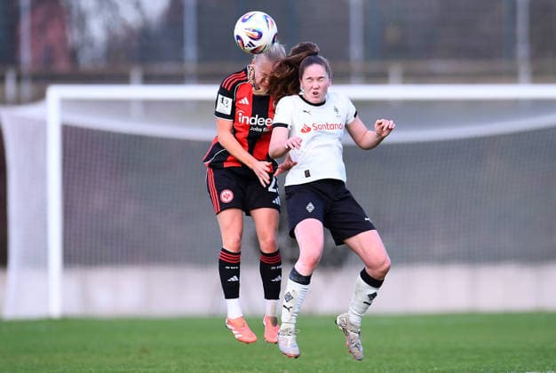 Fußball 2. Frauen-Bundesliga Saison 2025 2026 14. Spieltag: Borussia Mönchengladbach - Eintracht Frankfurt II am 21.12.2025 im Grenzlandstadion in Mönchengladbach Keira Bednorz ( Eintracht Frankfurt II ), links - Suus Van Der Drift ( Borussia Mönchengladbach ), rechts DFB regulations prohibit any use of photographs as image sequences and or quasi-video. Nordrhein-Westfalen Deutschland