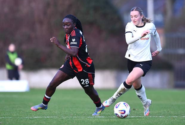 Fußball 2. Frauen-Bundesliga Saison 2025 2026 14. Spieltag: Borussia Mönchengladbach - Eintracht Frankfurt II am 21.12.2025 im Grenzlandstadion in Mönchengladbach Mira Arouna ( Eintracht Frankfurt II ), links - Sophia Gerber ( Borussia Mönchengladbach ), rechts DFB regulations prohibit any use of photographs as image sequences and or quasi-video. Nordrhein-Westfalen Deutschland
