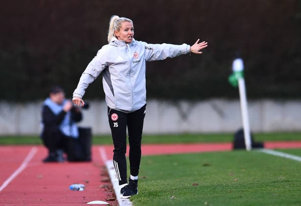 Fußball 2. Frauen-Bundesliga Saison 2025 2026 14. Spieltag: Borussia Mönchengladbach - Eintracht Frankfurt II am 21.12.2025 im Grenzlandstadion in Mönchengladbach Julia Simic ( Trainerin Eintracht Frankfurt II ) DFB regulations prohibit any use of photographs as image sequences and or quasi-video. Nordrhein-Westfalen Deutschland