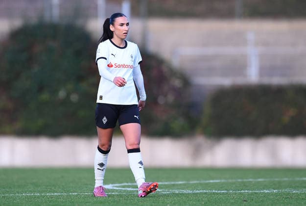 Fußball 2. Frauen-Bundesliga Saison 2025 2026 14. Spieltag: Borussia Mönchengladbach - Eintracht Frankfurt II am 21.12.2025 im Grenzlandstadion in Mönchengladbach Miray Cin ( Borussia Mönchengladbach ) DFB regulations prohibit any use of photographs as image sequences and or quasi-video. Nordrhein-Westfalen Deutschland