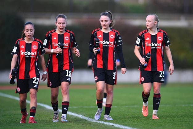 Fußball 2. Frauen-Bundesliga Saison 2025 2026 14. Spieltag: Borussia Mönchengladbach - Eintracht Frankfurt II am 21.12.2025 im Grenzlandstadion in Mönchengladbach v.l.n.r.: Ela Naz Demirbas ( Eintracht Frankfurt II ), Carlotta Schwoerer ( Eintracht Frankfurt II ), Helene Schäfer ( Eintracht Frankfurt II ), Keira Bednorz ( Eintracht Frankfurt II ) DFB regulations prohibit any use of photographs as image sequences and or quasi-video. Nordrhein-Westfalen Deutschland