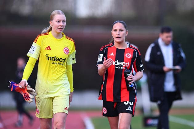 Fußball 2. Frauen-Bundesliga Saison 2025 2026 14. Spieltag: Borussia Mönchengladbach - Eintracht Frankfurt II am 21.12.2025 im Grenzlandstadion in Mönchengladbach Janne Sophie Krumme ( Eintracht Frankfurt II ), links - Jana Theijs ( Eintracht Frankfurt II ), rechts DFB regulations prohibit any use of photographs as image sequences and or quasi-video. Nordrhein-Westfalen Deutschland