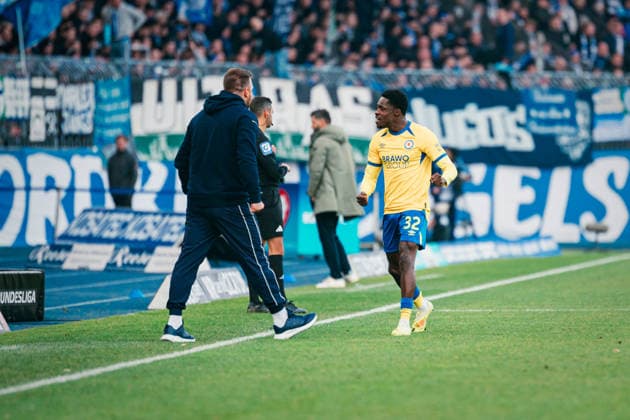 2. Bundesliga: Eintracht Braunschweig vs. FC Schalke 04, 13.12.2025 TOR, JUBEL zum 1:0 für Eintracht Braunschweig, hier Heiner Backhaus (Trainer Eintracht Braunschweig) mit Christian Conteh (Eintracht Braunschweig, 32); Fußball, 2. Bundesliga, 17. Spieltag: Eintracht Braunschweig vs. FC Schalke 04 am 21.12.2025 im Eintracht-Stadion, Braunschweig DFL REGULATIONS PROHIBIT ANY USE OF PHOTOGRAPHS AS IMAGE SEQUENCES AND OR QUASI-VIDEO.