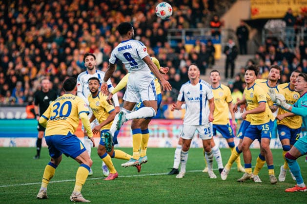 2. Bundesliga: Eintracht Braunschweig vs. FC Schalke 04, 13.12.2025 Moussa Sylla (FC Schalke 04, 9) mit dem Kopfball; Fußball, 2. Bundesliga, 17. Spieltag: Eintracht Braunschweig vs. FC Schalke 04 am 21.12.2025 im Eintracht-Stadion, Braunschweig DFL REGULATIONS PROHIBIT ANY USE OF PHOTOGRAPHS AS IMAGE SEQUENCES AND OR QUASI-VIDEO.