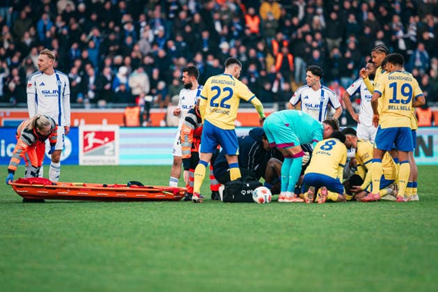 2. Bundesliga: Eintracht Braunschweig vs. FC Schalke 04, 13.12.2025 Christian Conteh (Eintracht Braunschweig, 32) muss verletzt runter; Fußball, 2. Bundesliga, 17. Spieltag: Eintracht Braunschweig vs. FC Schalke 04 am 21.12.2025 im Eintracht-Stadion, Braunschweig DFL REGULATIONS PROHIBIT ANY USE OF PHOTOGRAPHS AS IMAGE SEQUENCES AND OR QUASI-VIDEO.