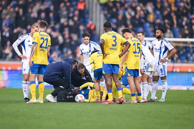 21.12.2025, Fussball, 2. Bundesliga, Saison 2025 2026, 17. Spieltag, Eintracht Braunschweig - FC Schalke 04, Joe Christian Conteh (Eintracht Braunschweig) liegt verletzt am Boden und schreit, xRHR-FOTO YYx