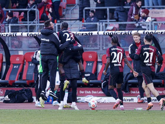 Deutschland: Fußball, 2. Bundesliga 2025 26, 17. Spieltag - 1 FC Nürnberg vs Hannover 96 - Max-Morlock Stadion (Nürnberg): Torjubel zum 2:1 Mohamed Ali Zoma (1. FC Nürnberg, 23) Pape Demba Diop (1. FC Nürnberg, 20) Berkay Yilmaz (1. FC Nürnberg, 21)