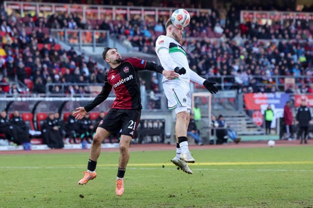 Berkay Yilmaz (1. FC Nuernberg) und Benjamin Kaellmann (Hannover 96) kaempfen um den Ball, 2. Bundesliga, 1. FC Nürnberg v Hannover 96, Max-Morlock-Stadion am 21. December 2025 in Nürnberg, Deutschland. (Foto von Marco Steinbrenner DeFodi Images) Berkay Yilmaz (1. FC Nuernberg) und Benjamin Kaellmann (Hannover 96) battle for the ball, 2. Bundesliga, 1. FC Nürnberg v Hannover 96, Max-Morlock-Stadion, December 21, 2025 in Nürnberg, Germany. (Photo by Marco Steinbrenner DeFodi Images) -