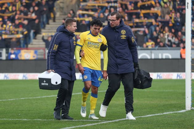 21.12.2025, xtgx, Fussball 2. Bundesliga, Eintracht Braunschweig - FC Schalke 04 v.l. Johan Gomez (Braunschweig, 44) verletzt, Verletzung, injury, injured (DFL DFB REGULATIONS PROHIBIT ANY USE OF PHOTOGRAPHS as IMAGE SEQUENCES and or QUASI-VIDEO) Braunschweig