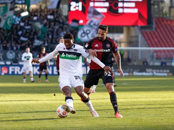 Deutschland: Fußball, 2. Bundesliga 2025 26, 17. Spieltag - 1 FC Nürnberg vs Hannover 96 - Max-Morlock Stadion (Nürnberg): Ime Okon (Hannover 96, 20) Adriano Grimaldi (1. FC Nürnberg, 33)