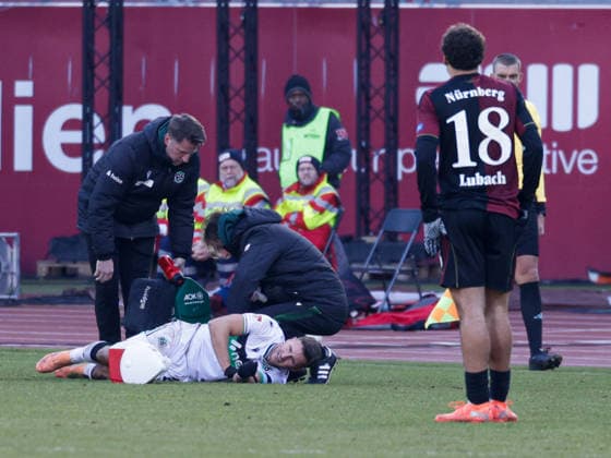 Deutschland: Fußball, 2. Bundesliga 2025 26, 17. Spieltag - 1 FC Nürnberg vs Hannover 96 - Max-Morlock Stadion (Nürnberg): Enzo Leopold (Hannover 96, 8) liegt verletzt auf dem Platz und wird behandelt