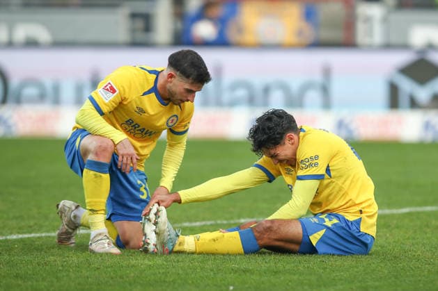 21.12.2025, xtgx, Fussball 2. Bundesliga, Eintracht Braunschweig - FC Schalke 04 v.l. Johan Gomez (Braunschweig, 44) verletzt, Verletzung, injury, injured (DFL DFB REGULATIONS PROHIBIT ANY USE OF PHOTOGRAPHS as IMAGE SEQUENCES and or QUASI-VIDEO) Braunschweig