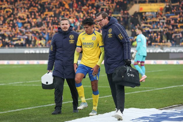 21.12.2025, xtgx, Fussball 2. Bundesliga, Eintracht Braunschweig - FC Schalke 04 v.l. Johan Gomez (Braunschweig, 44) verletzt, Verletzung, injury, injured (DFL DFB REGULATIONS PROHIBIT ANY USE OF PHOTOGRAPHS as IMAGE SEQUENCES and or QUASI-VIDEO) Braunschweig