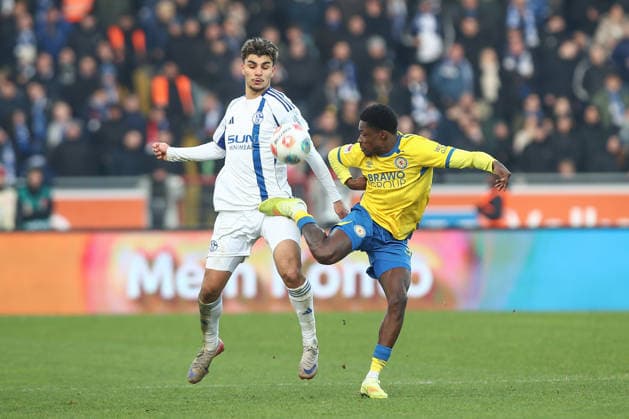 21.12.2025, xtgx, Fussball 2. Bundesliga, Eintracht Braunschweig - FC Schalke 04 v.l. Mertcan Ayhan (Schalke, 43), Christian Conteh (Braunschweig, 32) Zweikampf, Duell, Kampf, tackle verletzt, Verletzung, injury, injured (DFL DFB REGULATIONS PROHIBIT ANY USE OF PHOTOGRAPHS as IMAGE SEQUENCES and or QUASI-VIDEO) Braunschweig