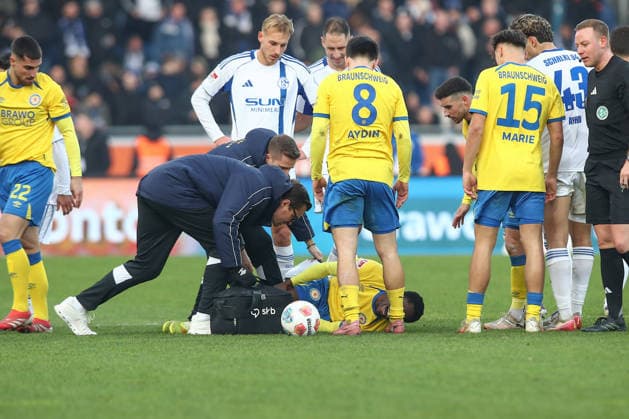 21.12.2025, xtgx, Fussball 2. Bundesliga, Eintracht Braunschweig - FC Schalke 04 v.l. Christian Conteh (Braunschweig, 32) verletzt, Verletzung, injury, injured (DFL DFB REGULATIONS PROHIBIT ANY USE OF PHOTOGRAPHS as IMAGE SEQUENCES and or QUASI-VIDEO) Braunschweig