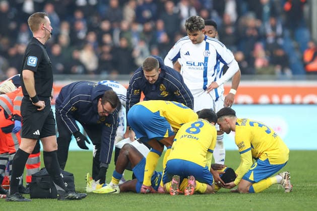 21.12.2025, xtgx, Fussball 2. Bundesliga, Eintracht Braunschweig - FC Schalke 04 v.l. Christian Conteh (Braunschweig, 32) verletzt, Verletzung, injury, injured (DFL DFB REGULATIONS PROHIBIT ANY USE OF PHOTOGRAPHS as IMAGE SEQUENCES and or QUASI-VIDEO) Braunschweig