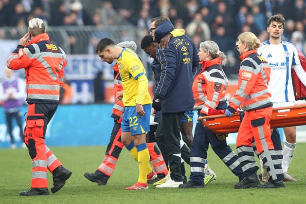 21.12.2025, xtgx, Fussball 2. Bundesliga, Eintracht Braunschweig - FC Schalke 04 v.l. Christian Conteh (Braunschweig, 32) verletzt, Verletzung, injury, injured (DFL DFB REGULATIONS PROHIBIT ANY USE OF PHOTOGRAPHS as IMAGE SEQUENCES and or QUASI-VIDEO) Braunschweig