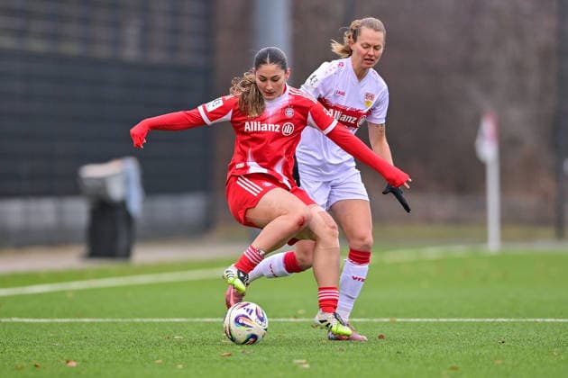 v.li.: Elira Terakaj (FCB, 7) Maxi Rall (Stuttgart, 8) im Zweikampf, Duell, duel, tackle, Dynamik, Action, Aktion, 21.12.2025, München (Deutschland), Fussball,2. Frauen-Bundesliga, FC Bayern München II - VfB Stuttgart, DFB DFL REGULATIONS PROHIBIT ANY USE OF PHOTOGRAPHS AS IMAGE SEQUENCES AND OR QUASI-VIDEO.