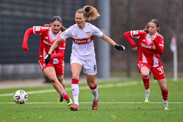 v.li.: Elira Terakaj (FCB, 7) Maxi Rall (Stuttgart, 8) Clara Choisy (FCB, 37) im Zweikampf, Duell, duel, tackle, Dynamik, Action, Aktion, 21.12.2025, München (Deutschland), Fussball,2. Frauen-Bundesliga, FC Bayern München II - VfB Stuttgart, DFB DFL REGULATIONS PROHIBIT ANY USE OF PHOTOGRAPHS AS IMAGE SEQUENCES AND OR QUASI-VIDEO.