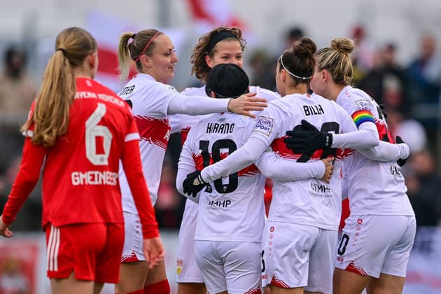 Stuttgarter Spielerinnen mit Torjubel, Jubel, Torjubel, Torerfolg, celebrate the goal, goal, celebration, Jubel ueber das Tor zum 0:1 durch Nicole Billa (Stuttgart, 26), optimistisch, Action, Aktion, 21.12.2025, München (Deutschland), Fussball,2. Frauen-Bundesliga, FC Bayern München II - VfB Stuttgart, DFB DFL REGULATIONS PROHIBIT ANY USE OF PHOTOGRAPHS AS IMAGE SEQUENCES AND OR QUASI-VIDEO.