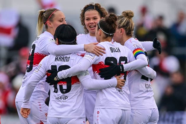 Stuttgarter Spielerinnen mit Torjubel, Jubel, Torjubel, Torerfolg, celebrate the goal, goal, celebration, Jubel ueber das Tor zum 0:1 durch Nicole Billa (Stuttgart, 26), optimistisch, Action, Aktion, 21.12.2025, München (Deutschland), Fussball,2. Frauen-Bundesliga, FC Bayern München II - VfB Stuttgart, DFB DFL REGULATIONS PROHIBIT ANY USE OF PHOTOGRAPHS AS IMAGE SEQUENCES AND OR QUASI-VIDEO.
