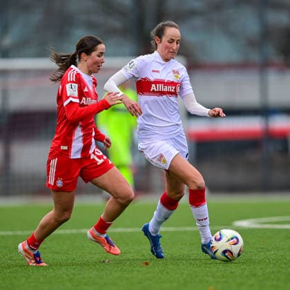 v.li.: Laila Portella (FCB, 19) Tamar Dongus (Stuttgart, 32) im Zweikampf, Duell, duel, tackle, Dynamik, Action, Aktion, 21.12.2025, München (Deutschland), Fussball,2. Frauen-Bundesliga, FC Bayern München II - VfB Stuttgart, DFB DFL REGULATIONS PROHIBIT ANY USE OF PHOTOGRAPHS AS IMAGE SEQUENCES AND OR QUASI-VIDEO.